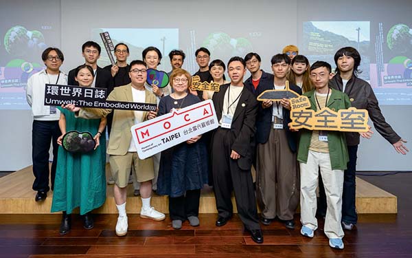 台北當代藝術館館長與藝術家於開幕記者會合影