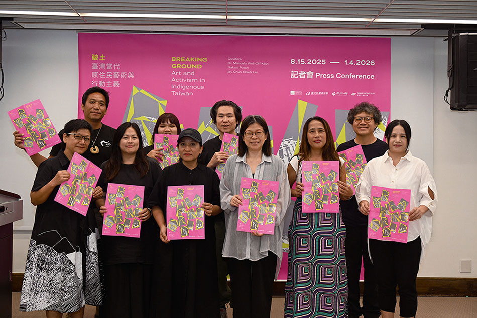 國立臺灣美術館館長陳貺怡（前排右3）、策展人那高．卜沌（前排右2）和賴駿杰（後排左3）與參展藝術家於行前記者會合影